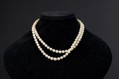 null Collier à deux rangs de perles de culture, l'un de cinquante-quatre perles,...