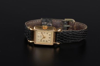 null Montre bracelet de dame, le boîtier rectangulaire en or jaune 18K, le cadran...