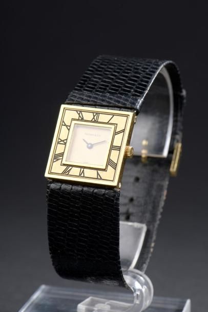 null Montre bracelet de dame en or jaune 18K, le cadran carré à chiffres romains...