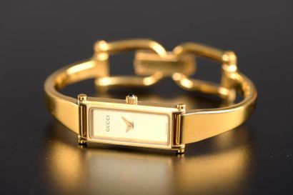 null Montre bracelet de dame en acier doré, le cadran rectangulaire muet à fond or....