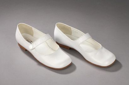 null COURREGES. 

Paires de chaussures "babies" en cuir blanc (petites usures).

Taille...