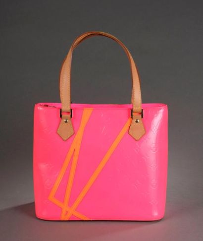 null Louis VUITTON.

Sac à main en cuir verni rose fluorescent modèle "Houston" édition...