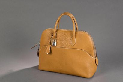 null HERMES.

Sac à main petit modèle "Bolide" en cuir grainé havane, fermeture zippée,...