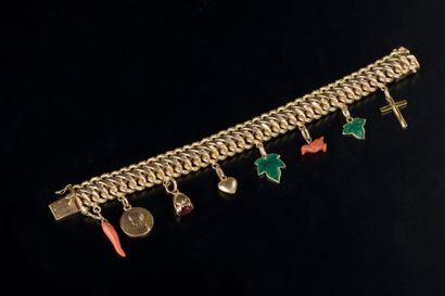 null Bracelet ruban en or jaune 18K uni ou gravé, retenant huit breloques dont certaines...