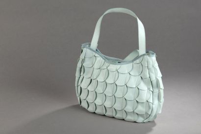 null CHLOE.

Sac à main en cuir vert d'eau à motifs circulaires se chevauchant, porté...