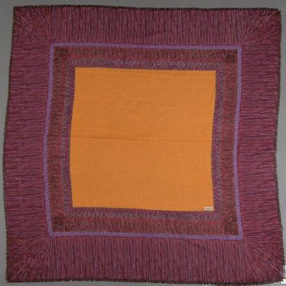 null CHANEL. 

Châle en laine et soie à décor d'un carré orange ceint de franges...