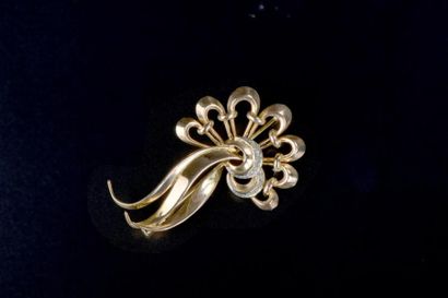 null Broche en or jaune et en or gris 18K à sept lobes agrafés retenant trois flammes,...