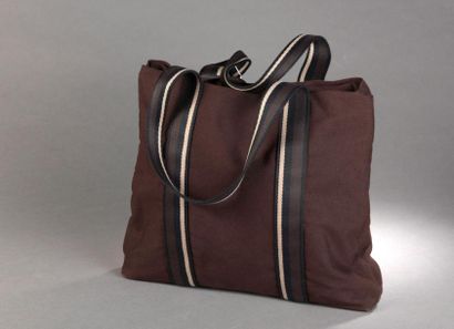 null HERMES.

Tote bag en toile et cuir marron, double poignée en toile rayée, fermeture...