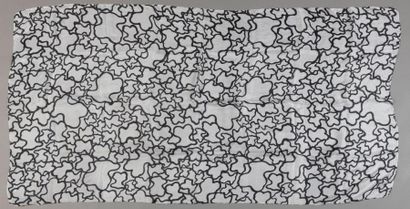 null TOUS.

Etole en pongé de soie à motifs noirs sur fond blanc.

160 x 86 cm