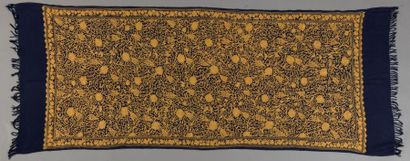 null Etole en laine marine brodée de fils dorés.

Asie centrale, XXe siècle.

194...