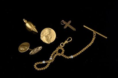 null Ensemble de bijoux en or jaune 18K comprenant : une croix ; une chaîne giletière...