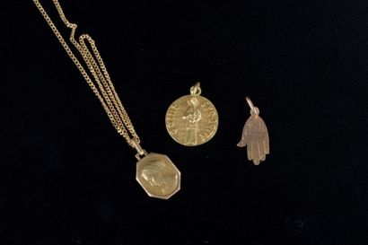 null Ensemble en or jaune 18K comprenant : deux médailles religieuses, une main de...