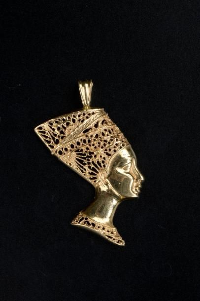 null Pendentif en or jaune 18K figurant le profil de Néfertiti, la coiffe ajourée.
Haut....