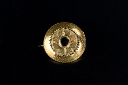 null Broche circulaire en or jaune 18K gravé et centré d'une agate (chocs et restauration...