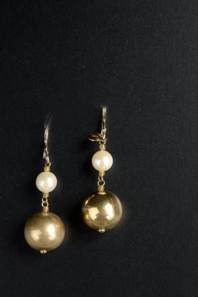 null Paire de pendants d'oreille formés d'une boule en argent doré et d'une perle...