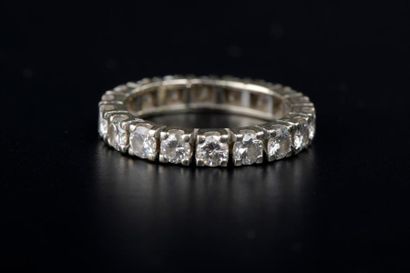 null Alliance américaine en or gris 18K sertie de dix-huit diamants taille brillant.

Doigt...