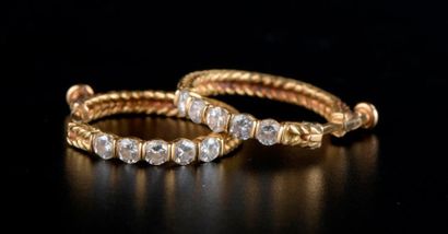 null Paire d'anneaux d'oreille à chevrons en or jaune 18K sertis de cinq petits diamants...