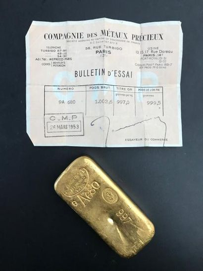 null Lingot numéroté 9A 680 contenant 999,5 g d'or fin, accompagné de son bulletin...