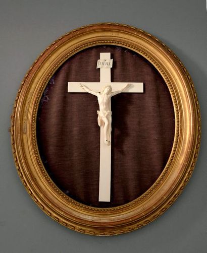 null 

Crucifix du Christ vivant en ivoire (elephantidae spp) mouluré et finement...