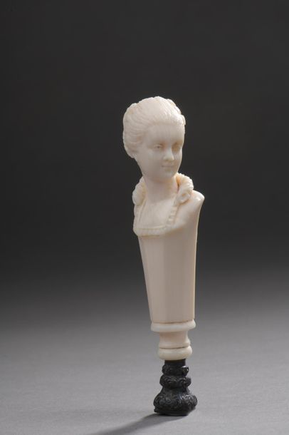 null 

Ensemble d'ivoires (elephantidae spp) sculptés : un chien assis, Jeanne d'Arc...
