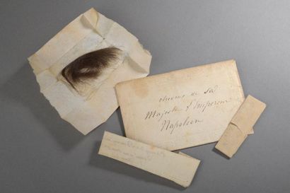 null Petite enveloppe, à décor gaufré, manuscrit à l’encre sur le devant « Cheveux...