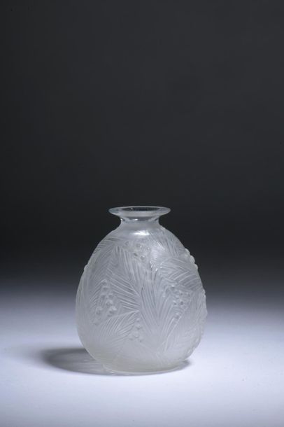 null SABINO, France.

Vase ovoïde en verre clair moulé et pressé, feuilles nervurées...