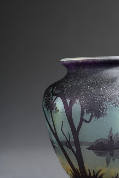 null DAUM Nancy. 

Vase balustre décoré d'un paysage de lac et d'arbres la nuit....