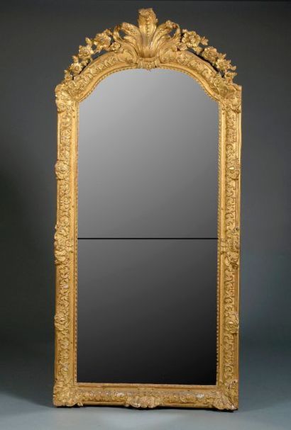 null Miroir d'entre-deux en bois mouluré, sculpté et redoré, à décor de rinceaux...