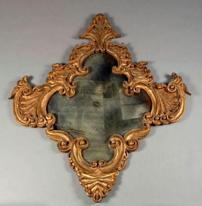 null Grand miroir cruciforme en bois tendre sculpté et doré, à décor de volutes,...