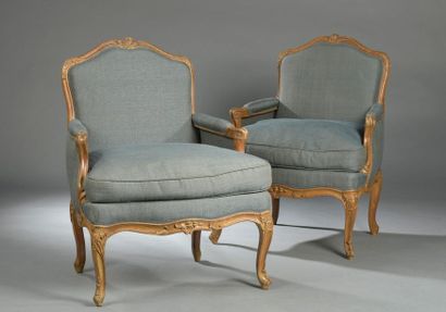 null Deux fauteuils à la reine garnis en bergères formant paire en hêtre naturel...