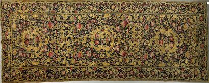 null Grand tapis de hall KARABAGH en laine à décor rappelant les tapis de la Savonnerie...