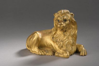 null Lion couché en bronze ciselé et doré à la mâchoire inférieure mobile, yeux en...
