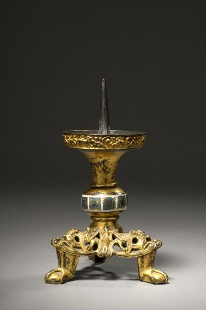 null Pique-cierge tripode en bronze ciselé et doré avec nœud émaillé.

XIXe siècle,...