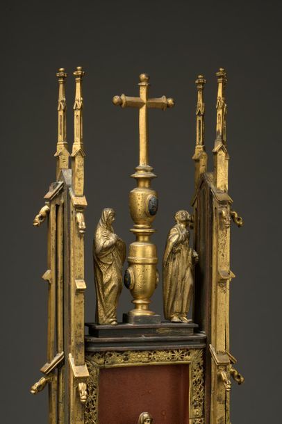 null Retable en bronze doré avec Vierge de Pitié et calvaire accompagné de la Vierge...