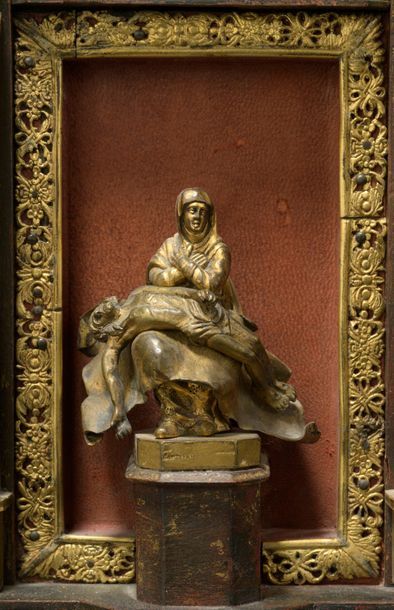 null Retable en bronze doré avec Vierge de Pitié et calvaire accompagné de la Vierge...