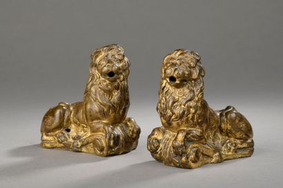 null Paire de lions en bronze doré, pieds de cabinet (usures à la dorure).

Italie,...