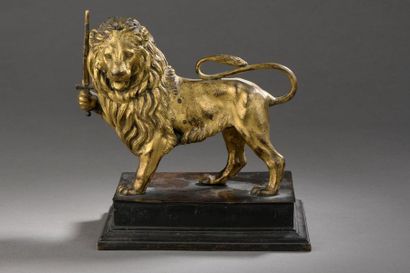 null Lion en bronze ciselé et doré à l’antérieur droit tenant une épée et inscrit...