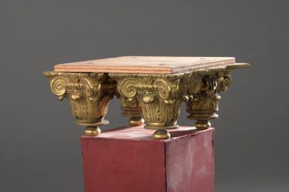 null Ensemble de quatre chapiteaux corinthiens en bronze ciselé et doré, éléments...