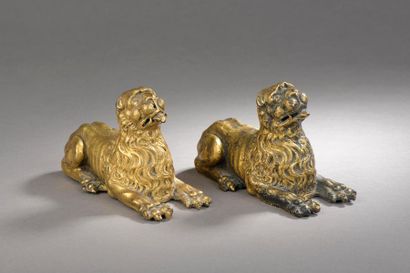 null Paire de lions en bronze ciselé et doré.

Allemagne du sud, XVIIe siècle.

Haut....