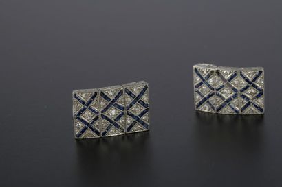 null Deux maillons de bracelet en or gris 18k et platine 850 millièmes à décor géométrique...