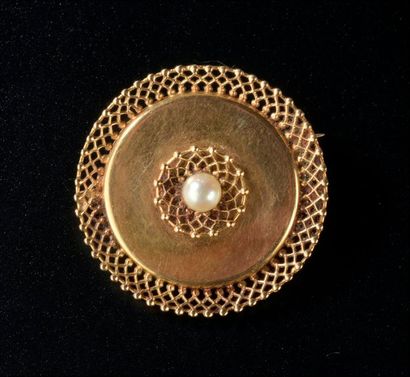 null Broche circulaire en or jaune 18k piquée d'une perle centrale pouvant former...