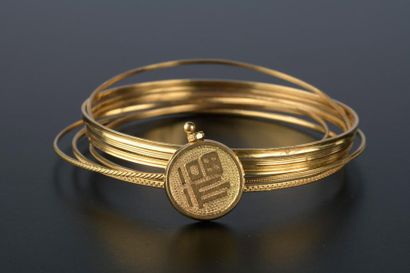 null Bracelet semainier en or jaune 18k partiellement guilloché, l'agrafe circulaire...