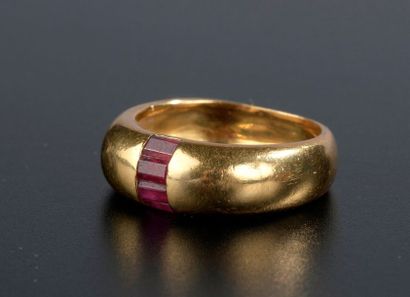 null Bague anneau en or jaune 18k uni ornée d'une ligne de rubis calibrés au centre.

Doigt...