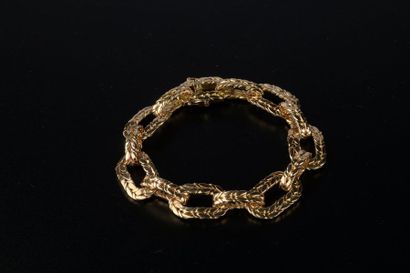 null Bracelet en or rose 18k à quatorze anneaux articulés à maille gourmette compressée.

Long....