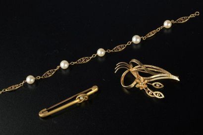 null Broche à branchage et bracelet filigranné à cinq perles de culture en or jaune...