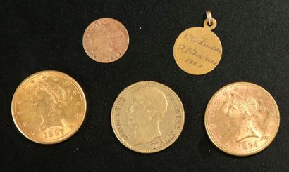 null Un ensemble en or comprenant :

- deux pièces de 10 dollars américains 1894...