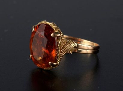 null Bague en or jaune 18k, le chaton filigrané griffé d'une citrine ovale facettée.

Doigt...