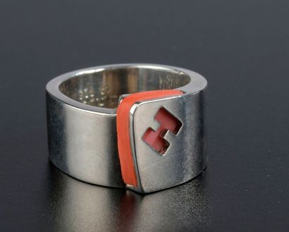 null Bague modèle "Candy" en argent et corail rose monogrammée H.

Signée HERMÈS...