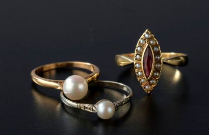 null Ensemble de trois bagues en or 18k : deux ornées d'une perle de culture, la...