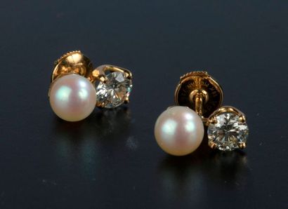 null Paire de boutons d'oreille en or rose 18k piqué d'une perle de culture rose...